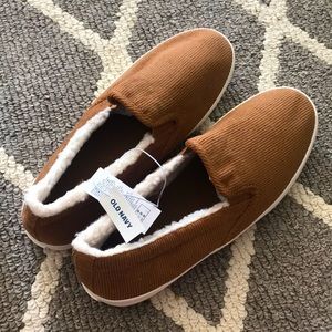 NWT Old Navy camel colored corduroy slip on fleece women’s sneakers size 10.